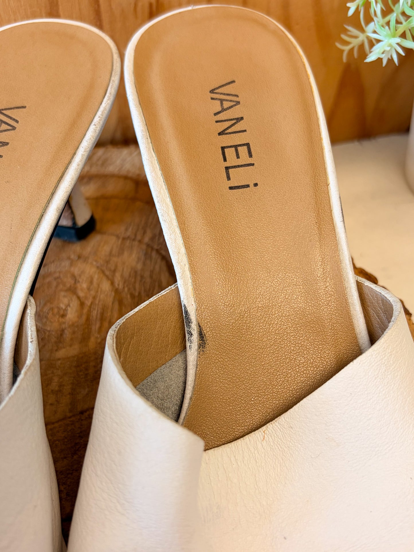 Vaneli Toe Loop Heels : Size 8