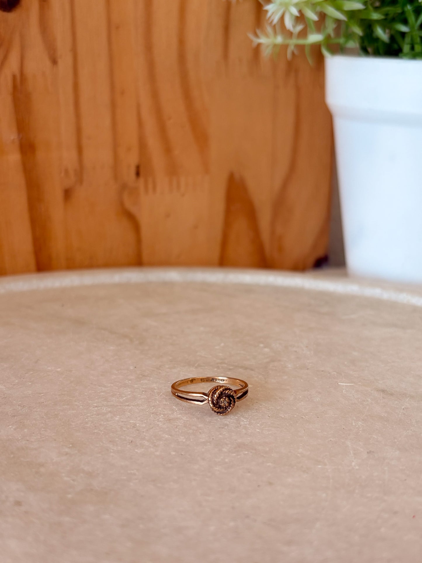 Gold Rosette Ring : Size 6