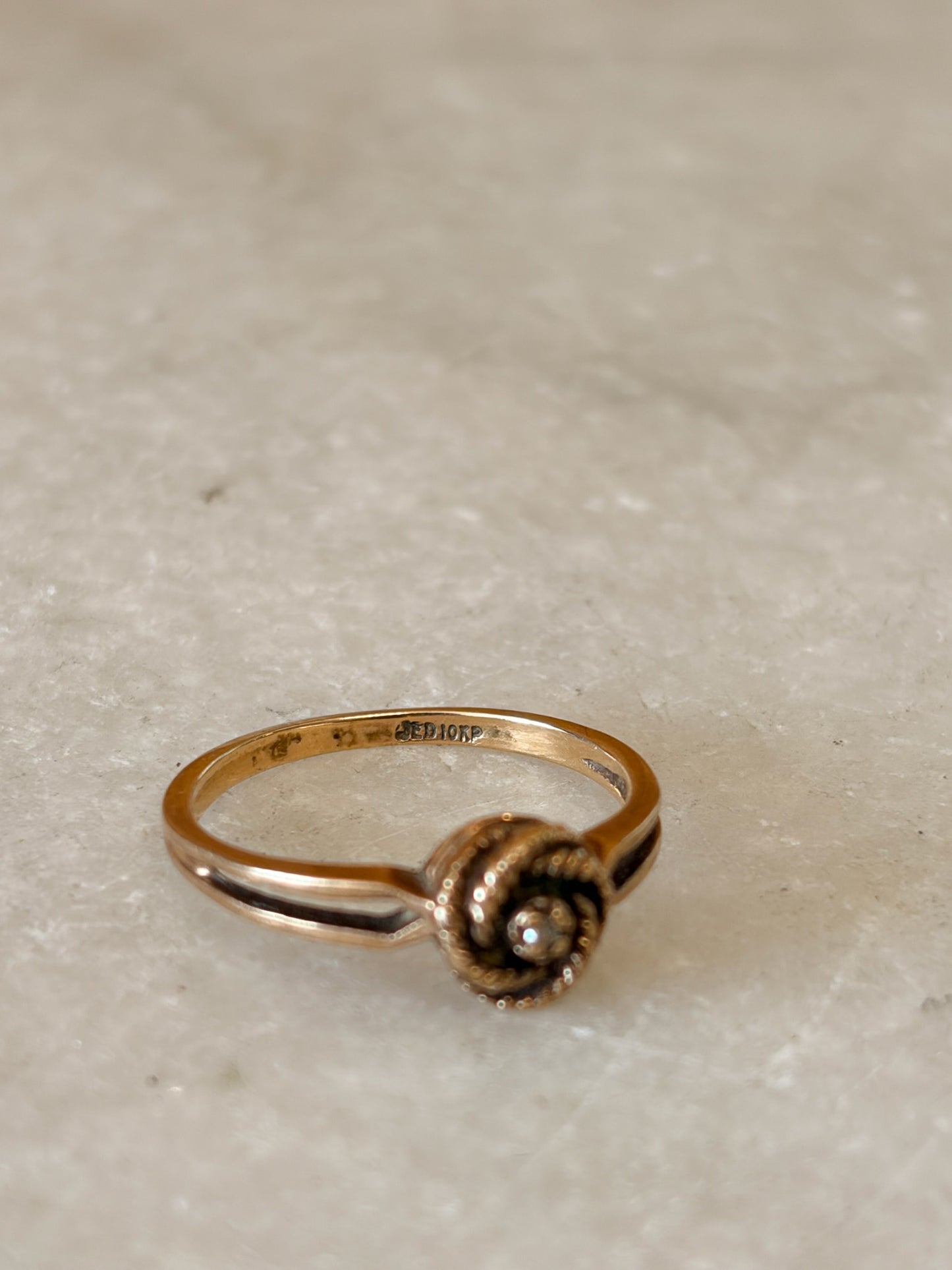 Gold Rosette Ring : Size 6