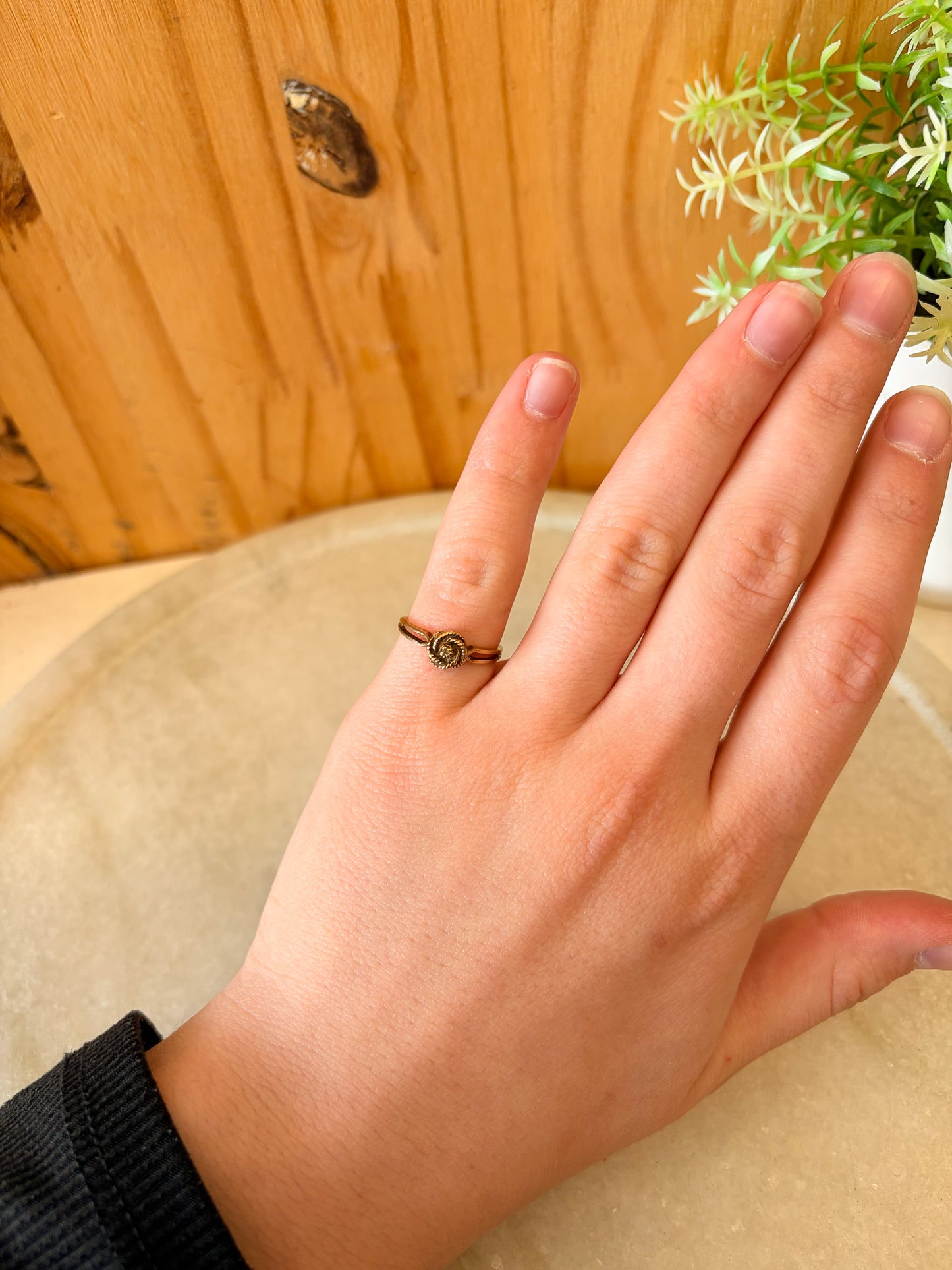 Gold Rosette Ring : Size 6